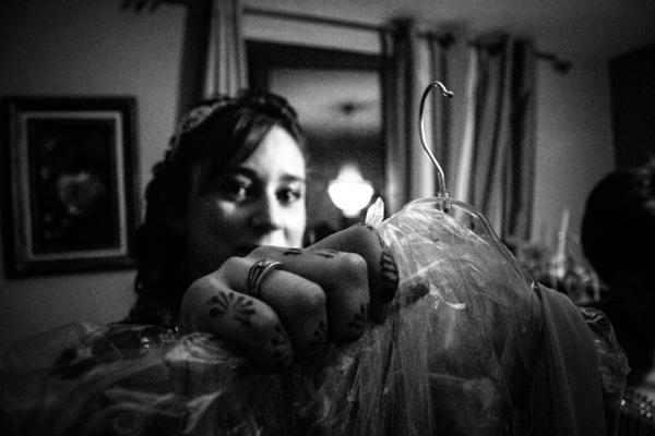 The bride changes her outfit, showing her ring. Bride's clothes are traditionally made by herself, but this tradition is getting lost. The bride will wear several dresses during the party. the higher the social level of the family, the more the dresses the bride will have to wear. This is called "Tasdira"