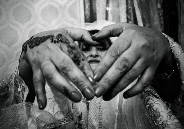 The Henna decorations are reserved for women, the same preparing the bride for the D-day. A white suitcase called "Jehaz ", containing clothes, fabrics and perfume will be offered by the women of the groom's family. Only the women of the bride's family and the bride herself will have the permission to look at the contents.