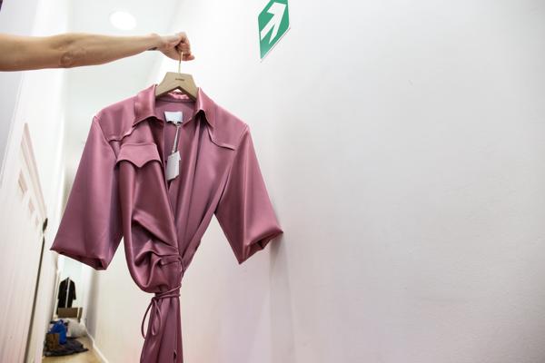 The breaks can stop suddenly when dresser come announcing "let's start over, girls". and it will be like that for many days to come. until the next fashion week.